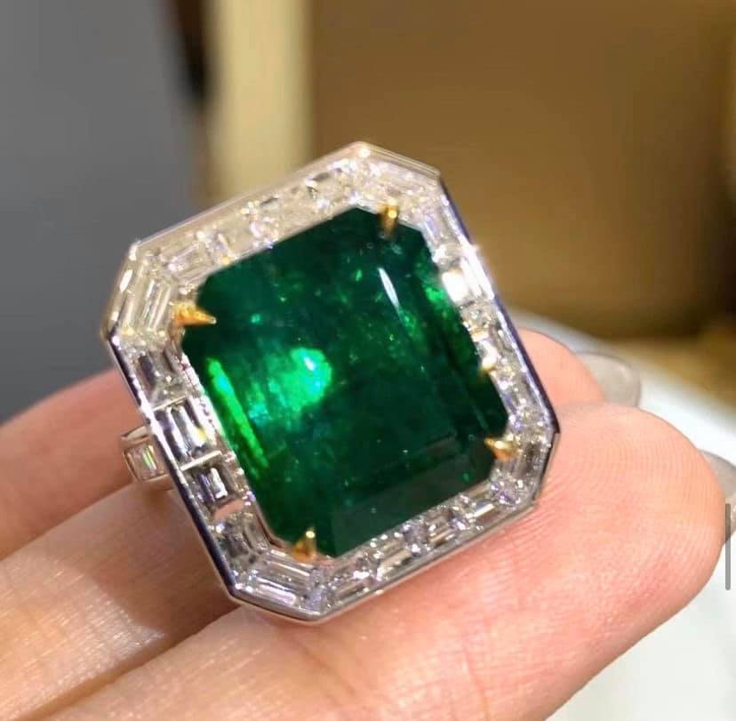 7.92ct Vivid Green Emerald