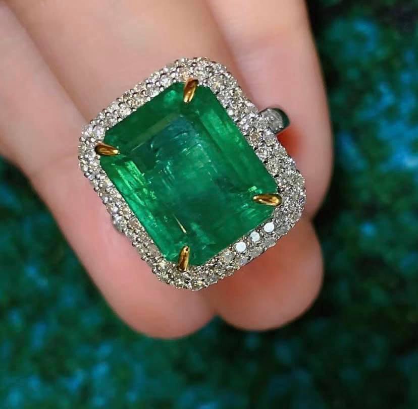 8ct Vivid Green Emerald