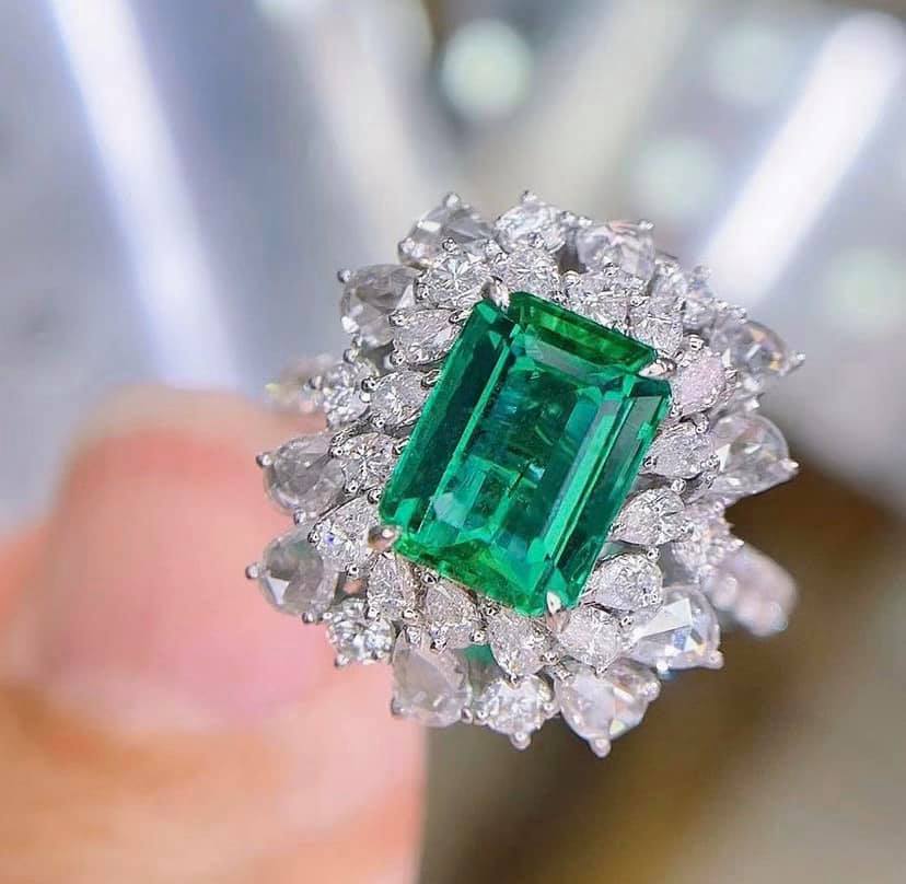 2.6ct Vivid Green Emerald