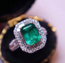 Load image into Gallery viewer, 2.3ct Vivid Green Emerald, INSIGNIFICANT OIL!!
