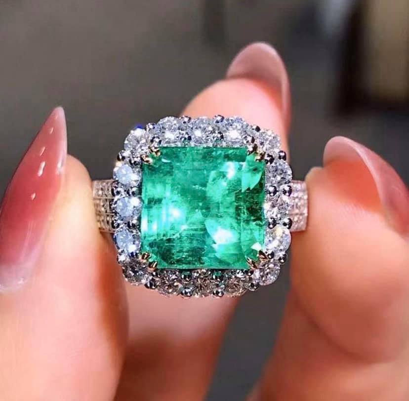 4.5ct COLUMBIA Vivid Green Emerald