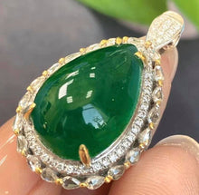 Load image into Gallery viewer, 11.9ct Vivid Green emerald
