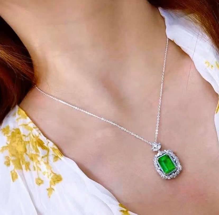 4ct COLOMBIA Vivid Green Emerald
