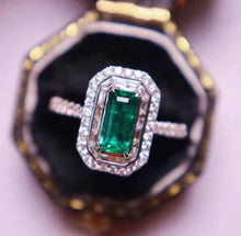 Load image into Gallery viewer, 1.1ct Vivid Green Emerald, Glassy piece! (8*3.9)
