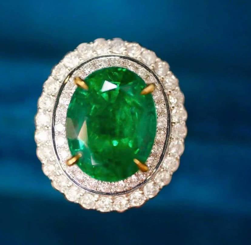 5.32ct Vivid Green Emerald