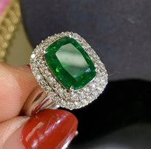 Load image into Gallery viewer, 2.89 Vivid Green Emerald
