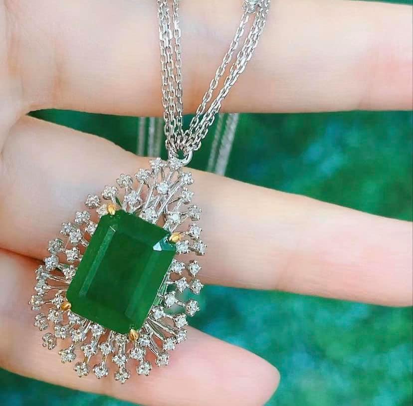 6.55ct Vivid Green Emerald