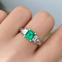 Load image into Gallery viewer, 0.87ct COLOMBIA Vivid Green Emerald, GLASSY &amp; CLEAN
