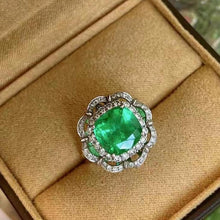 Load image into Gallery viewer, 4.65ct COLOMBIA Vivid Green Emerald
