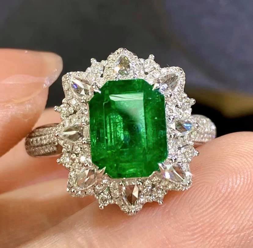 : 2.98ct Vivid Green Emerald