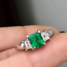 Load image into Gallery viewer, 0.87ct COLOMBIA Vivid Green Emerald, GLASSY &amp; CLEAN
