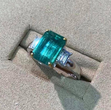 Load image into Gallery viewer, 3.06ct Vivid Green Emerald, Glassy piece!!
