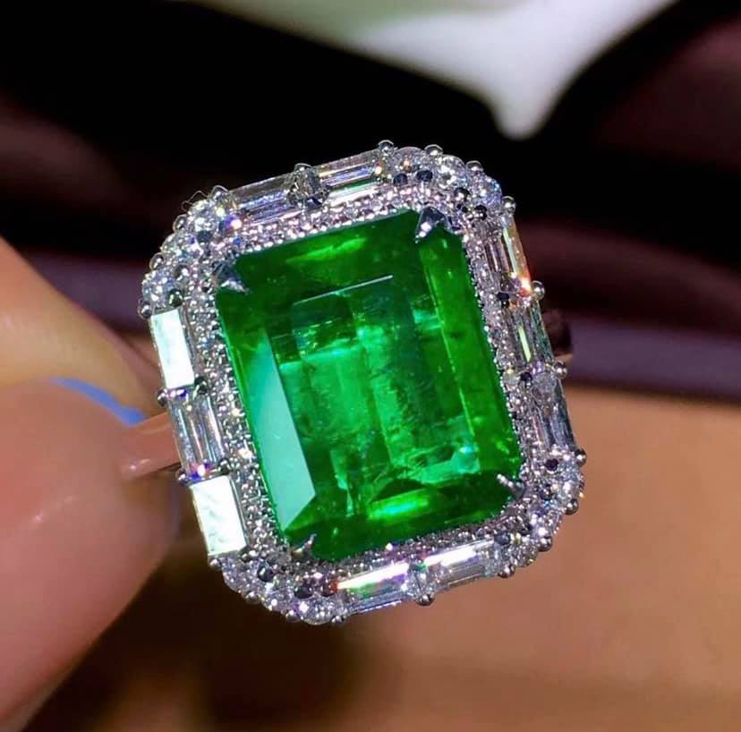 3.34ct Vivid Green Emerald