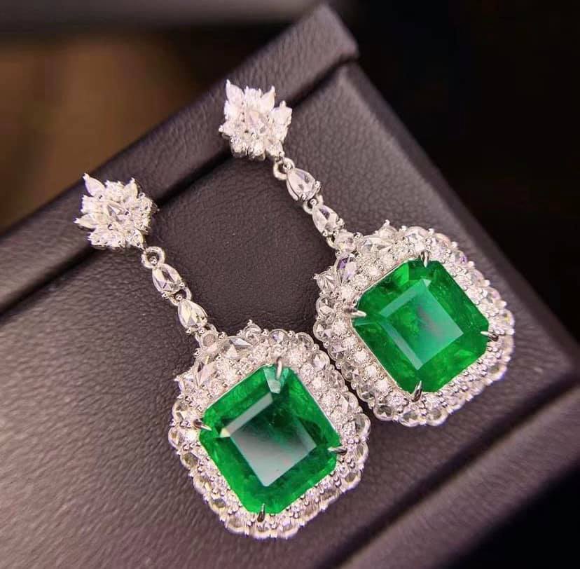 9.02ct Vivid Green Emerald