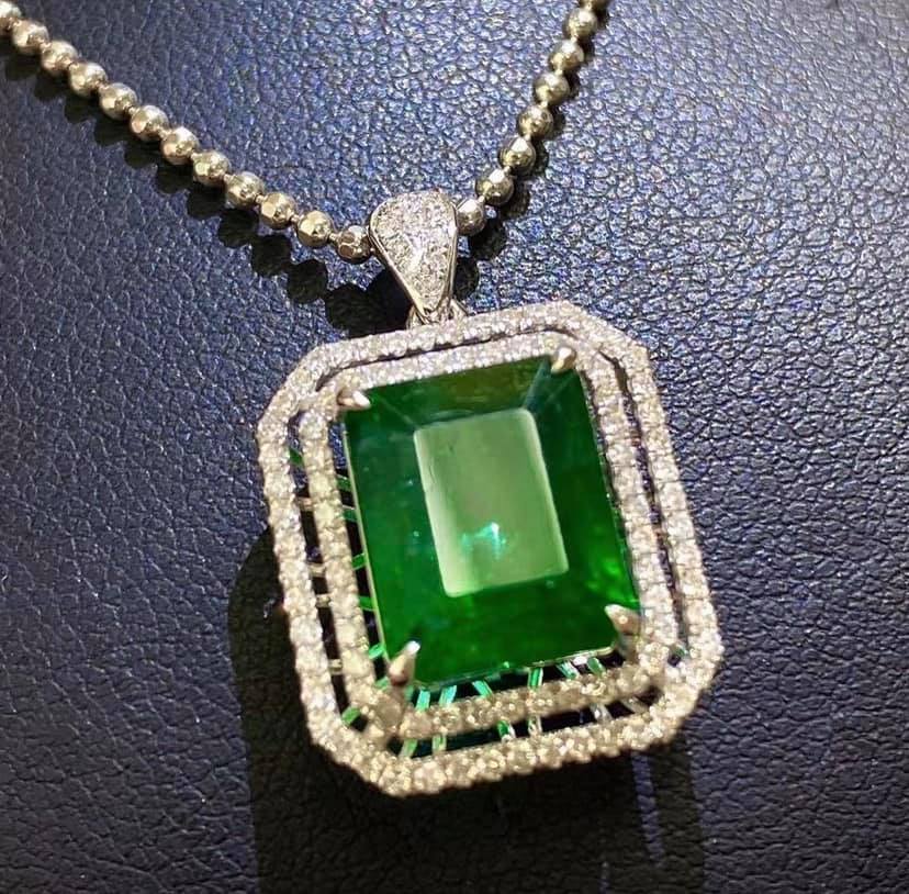 4.95ct Vivid Green Emerald