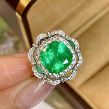 Load image into Gallery viewer, 4.65ct COLOMBIA Vivid Green Emerald
