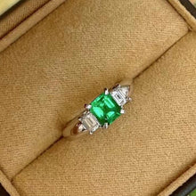 Load image into Gallery viewer, 0.87ct COLOMBIA Vivid Green Emerald, GLASSY &amp; CLEAN
