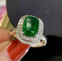 Load image into Gallery viewer, 2.89 Vivid Green Emerald
