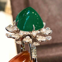 Load image into Gallery viewer, 10ct Vivid Green Emerald
