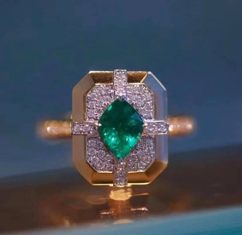 0.69ct RARE PANJSHIR Vivid Green Emerald (UNIQUE SHAPE)