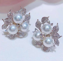 Load image into Gallery viewer, 8-9mm Australian White South Sea Pearls. Full Round, Almost Flawless, Excellent Luster.
