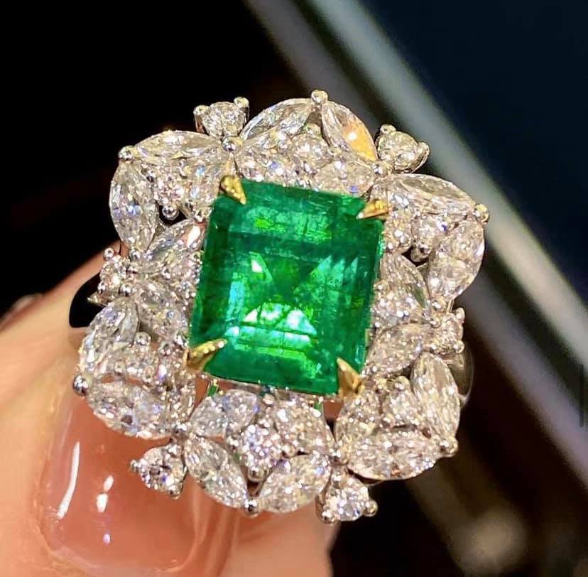 3.17ct Vivid Green Emerald