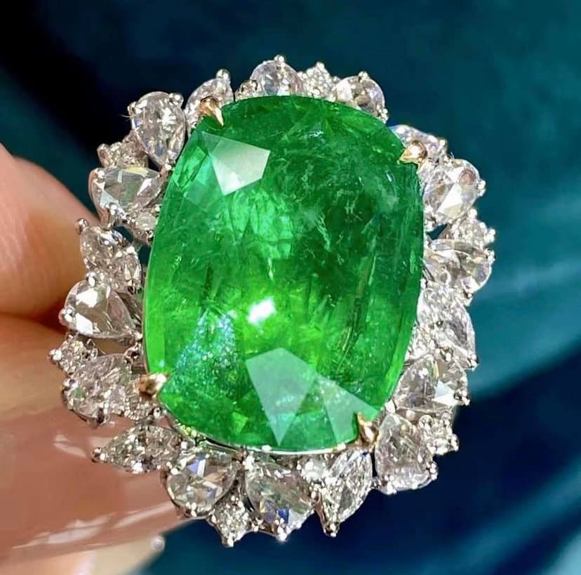 7.32ct Vivid Green Emerald