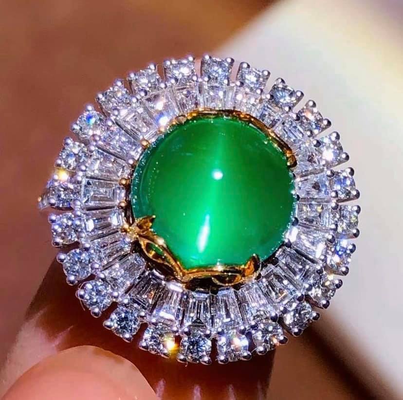 3.59ct CATS EYE EMERALD! (9.5*9.5)