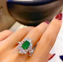Load image into Gallery viewer, 1.9ct Vivid Green Emerald, INSIGNIFICANT OIL
