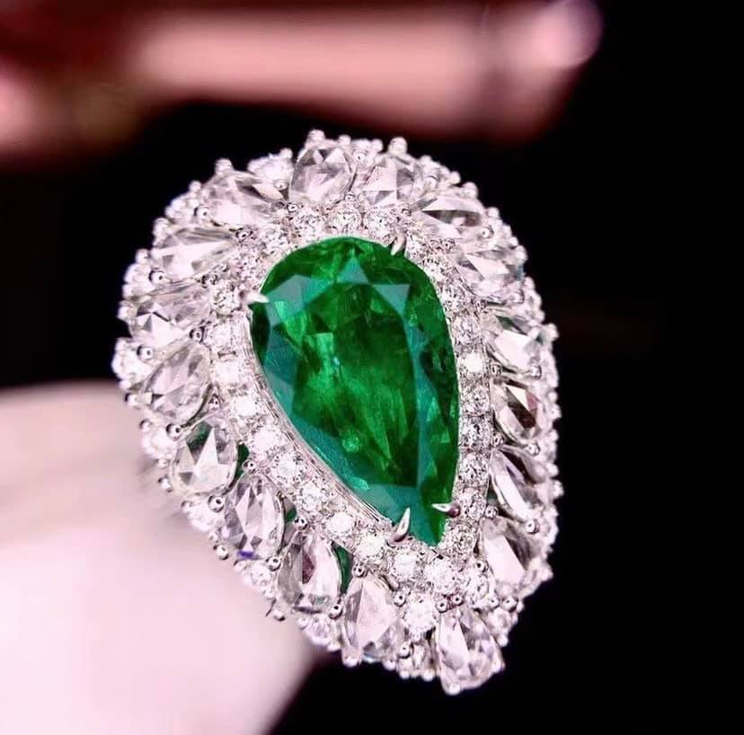 2.42ct COLOMBIA Vivid Green Emerald