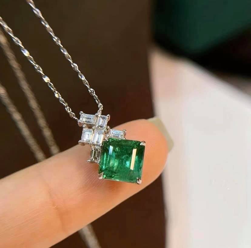 1.95ct Vivid Green Emerald