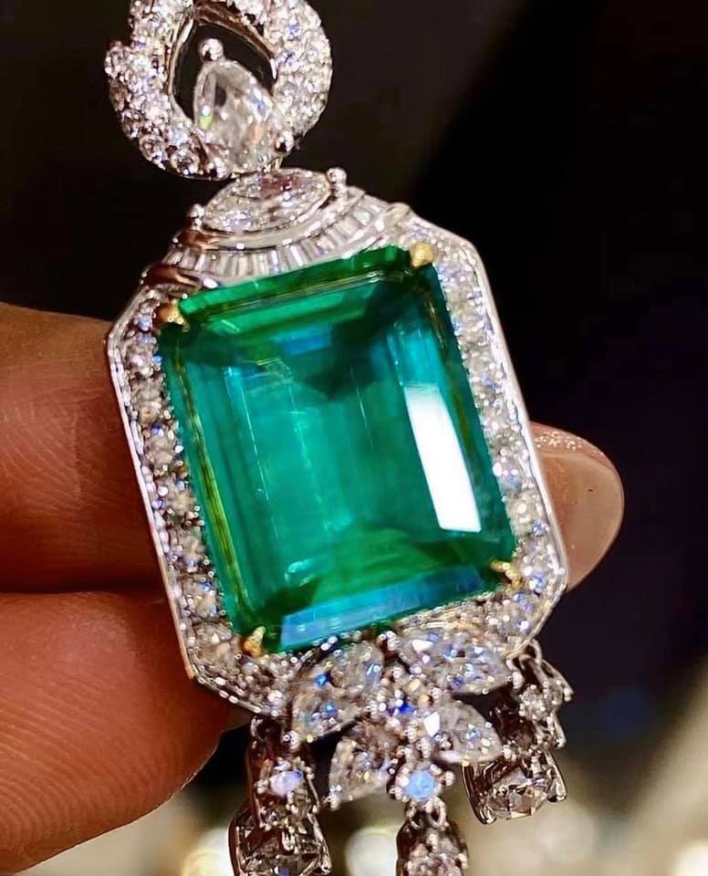 4.66ct Vivid Green Emerald