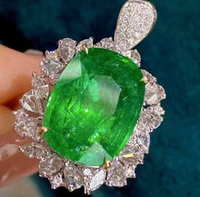 Load image into Gallery viewer, 7.32ct Vivid Green Emerald
