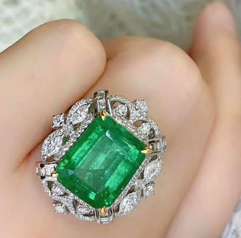 5.7ct Vivid Green Emerald (Electric Green)