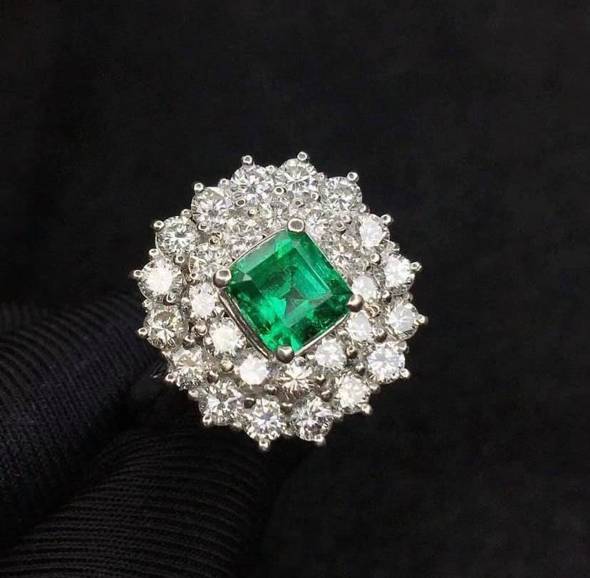 1.052ct Vivid Green Emerald