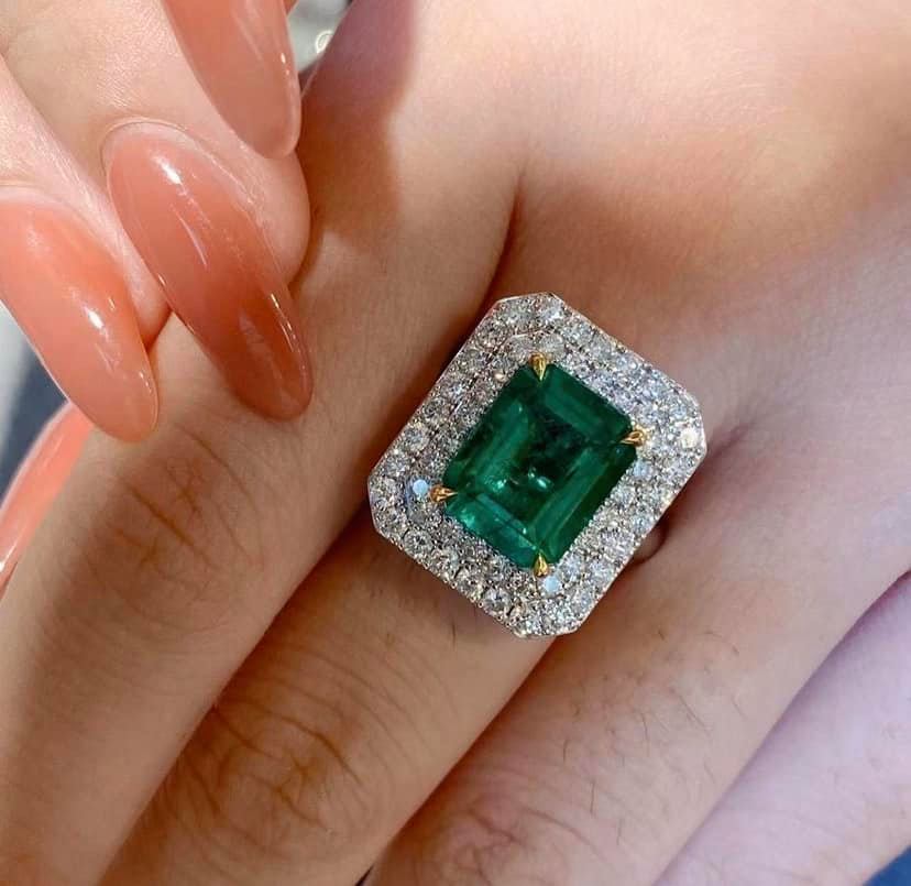 3.92ct Vivid Green Emerald