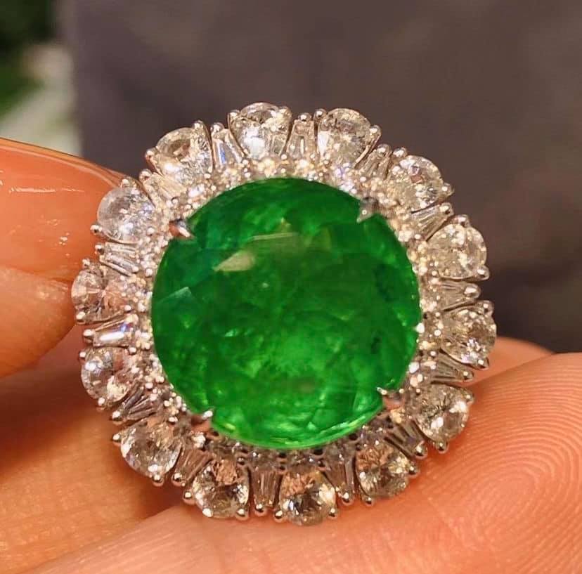 5.06ct Vivid Green Emerald