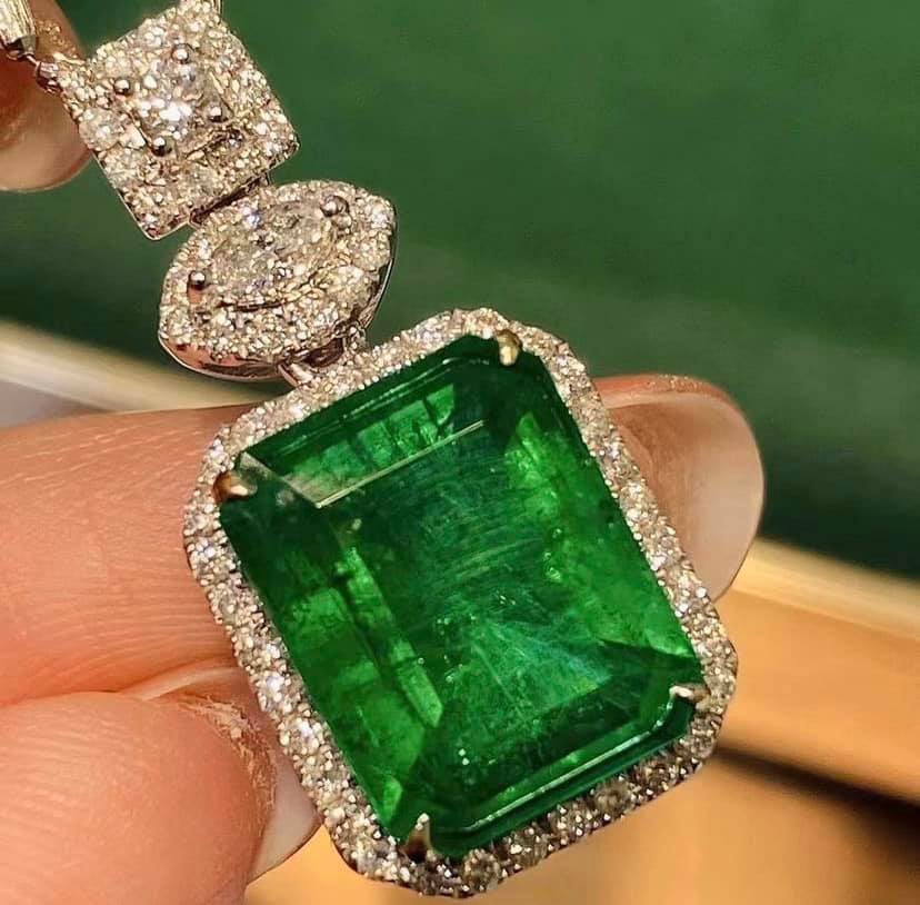 4.25ct Vivid Green Emerald