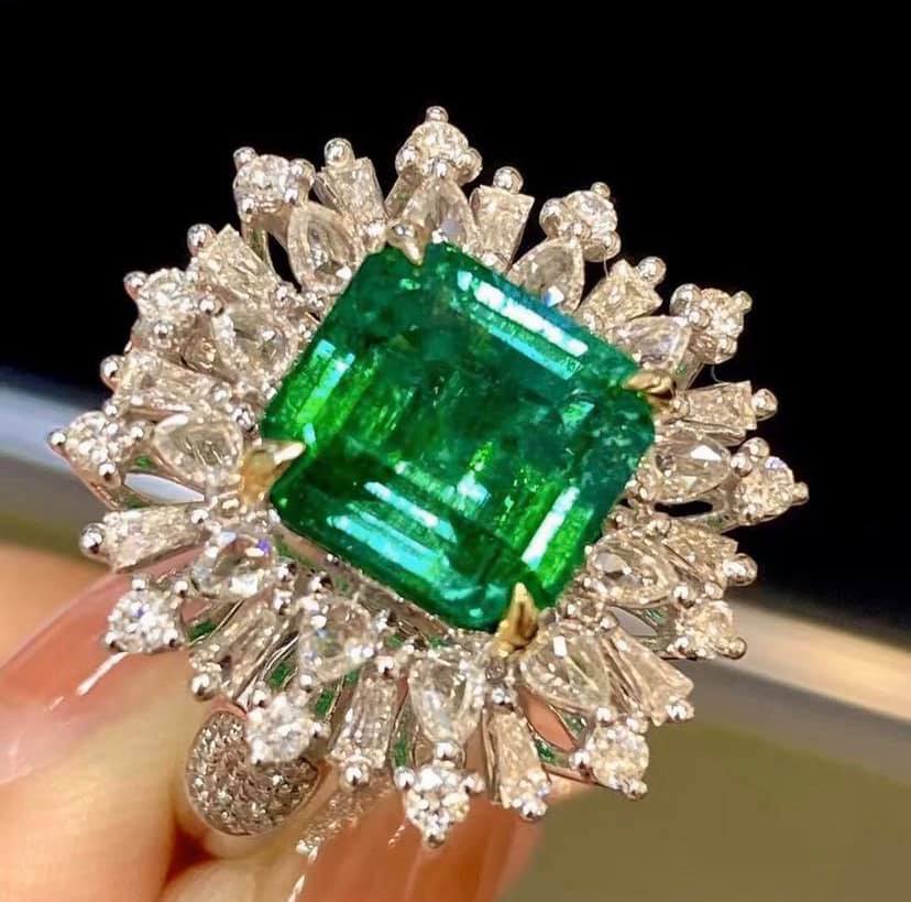 3.97ct GLASSY Vivid Green Emerald