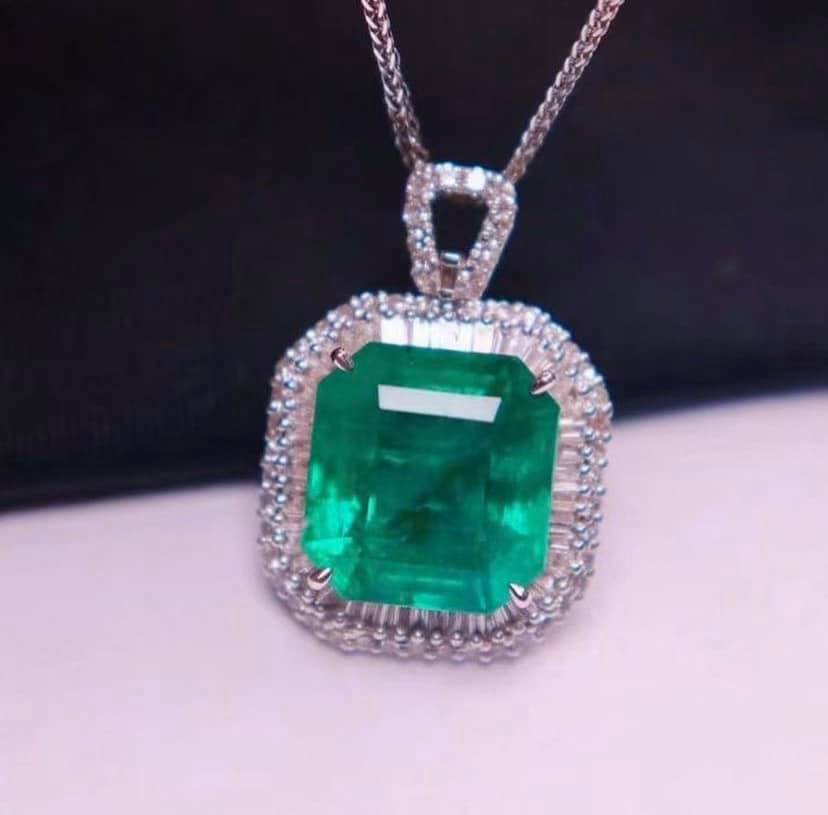 5.6ct Vivid Green Emerald (10.5*10)