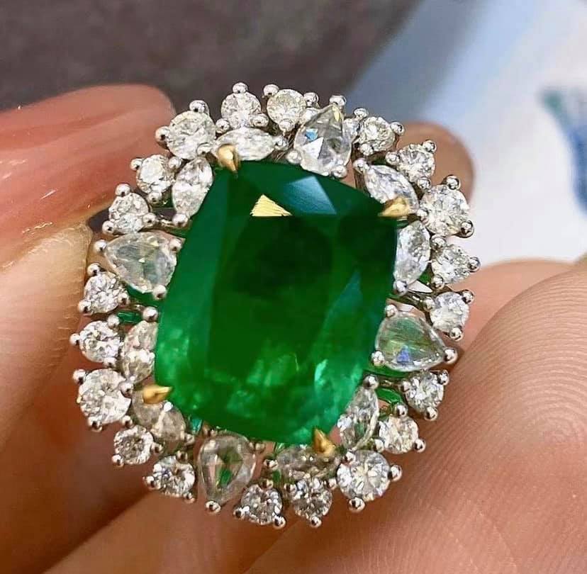 5.2ct Vivid Green Emerald