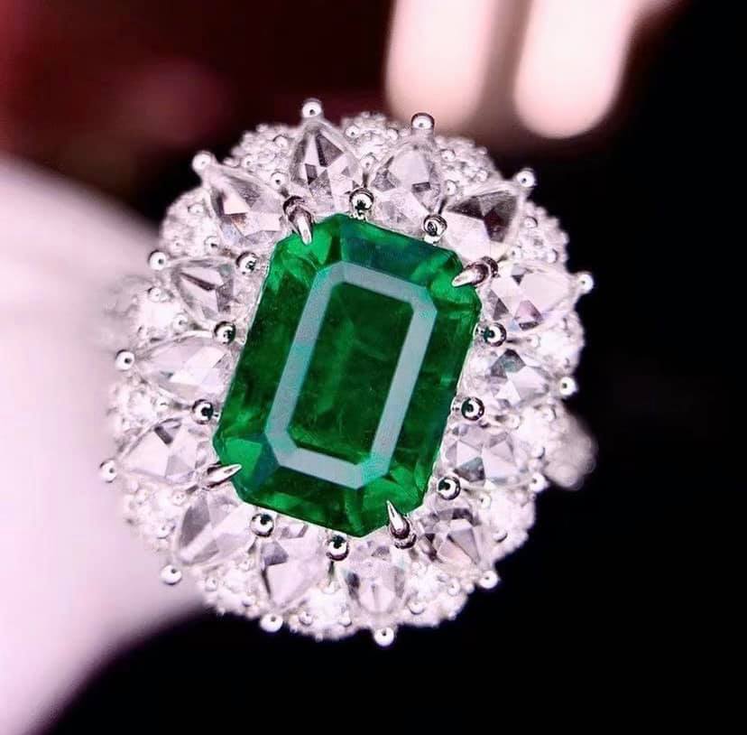 2.32ct Vivid Green Emerald