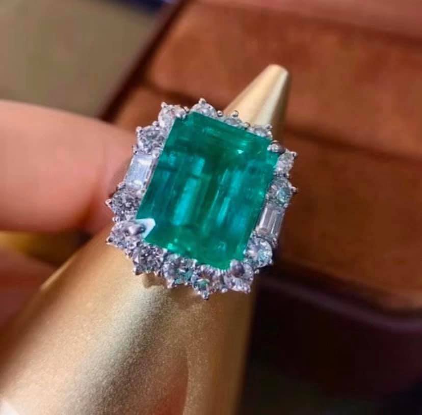 6.45ct COLOMBIA Vivid Green Emerald