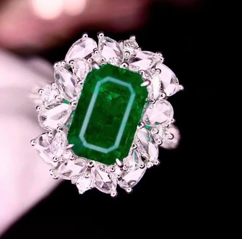 2.6ct Vivid Green Emerald