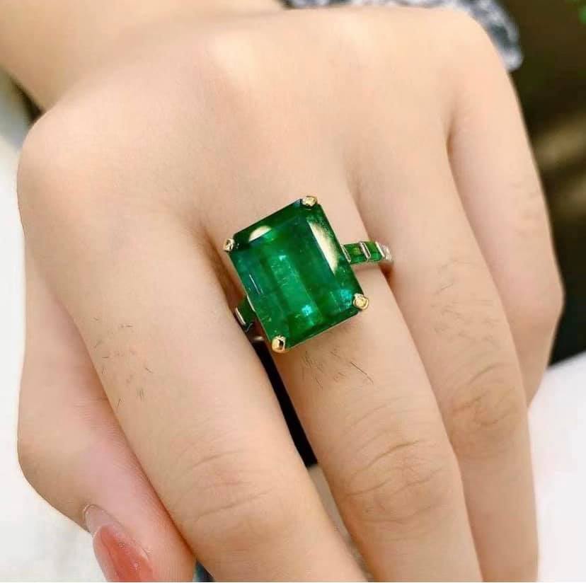 8.5ct Vivid Green Emerald