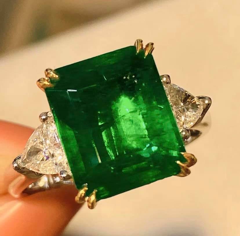 5.18ct Vivid Green Emerald