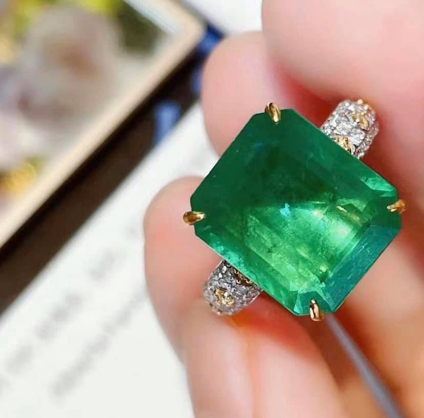 6.8ct Vivid Green Emerald