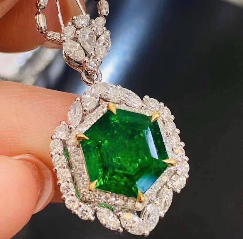 2.4ct Vivid Green Emerald