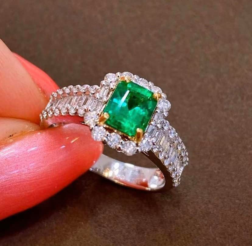 1ct Vivid Green Emerald