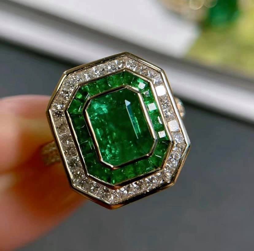 2.6ct Vivid Green Emerald